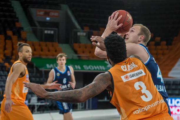 超在首战中 超在首战中